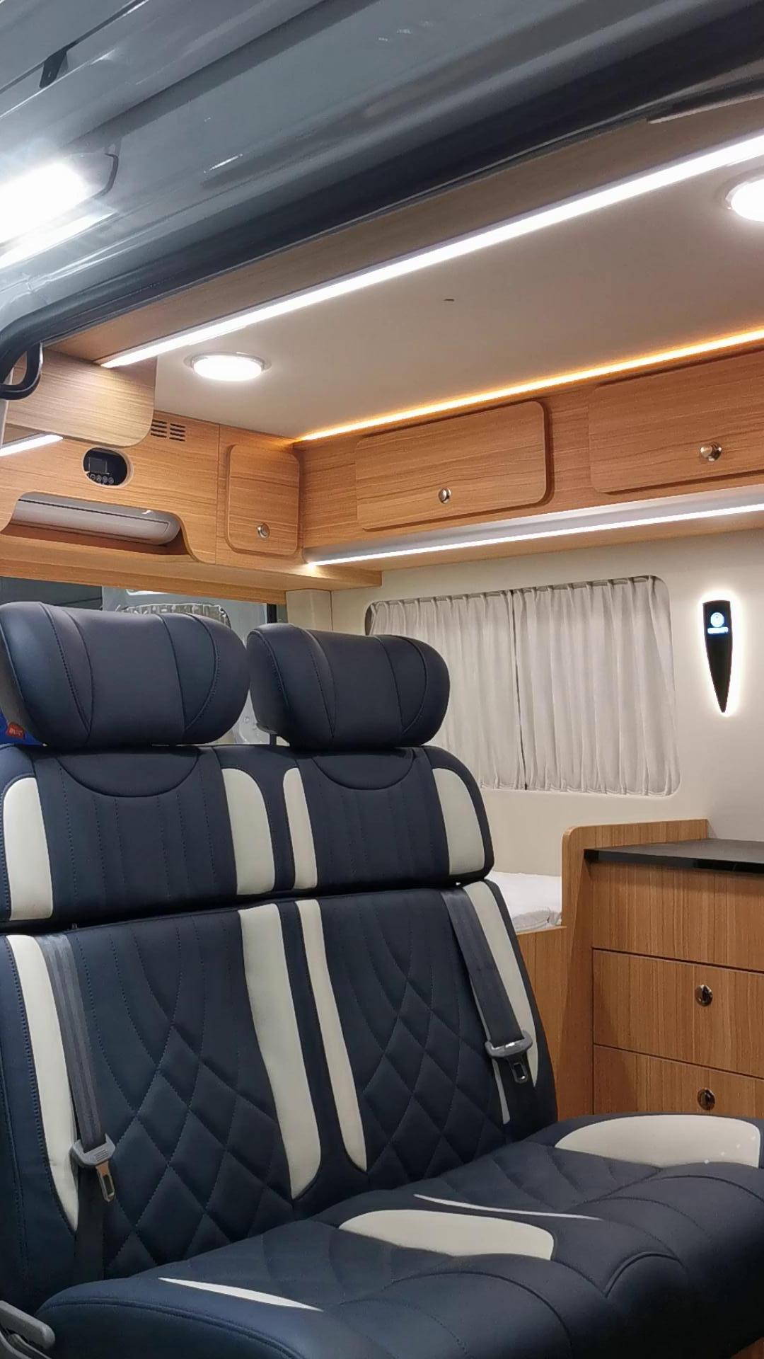 大通V80房車(chē)宿營(yíng)車(chē)-短軸中頂豪華宿營(yíng)車(chē)