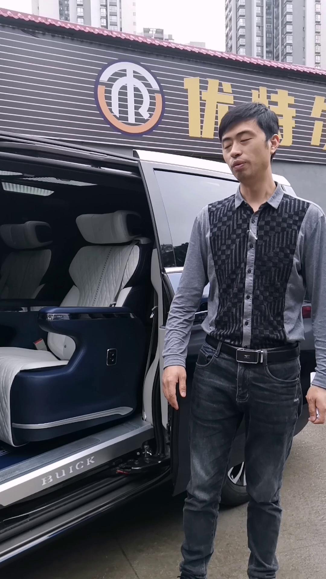 重慶別克GL8內外升級改裝-陸上公務艙豪華改裝-藍白榮耀騎士系列